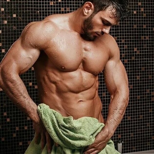 男人在阴茎增大练习前洗了个澡